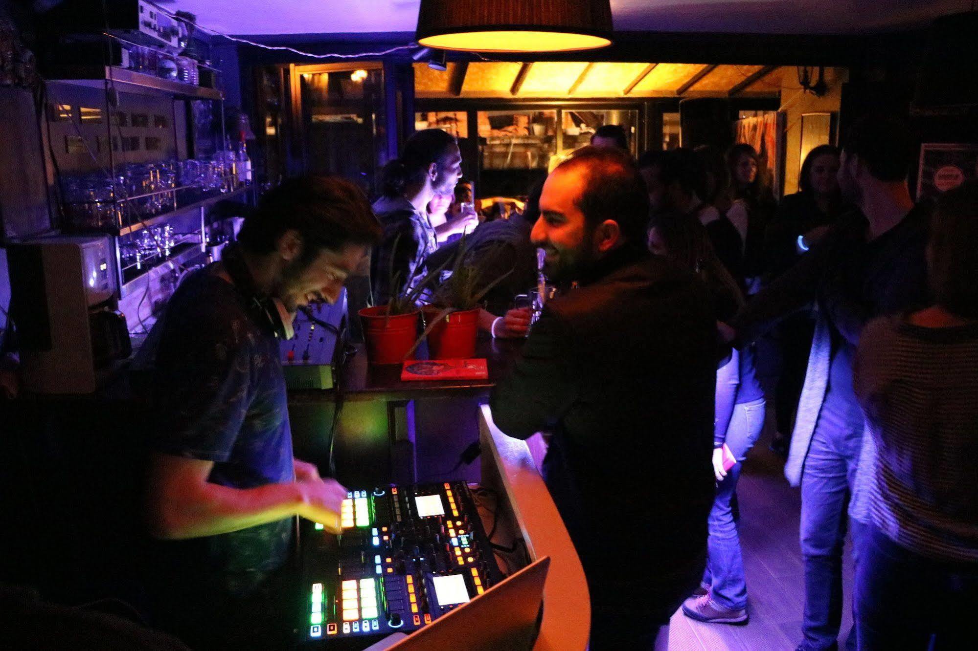Hush Hostel Moda Istanbul Bagian luar foto